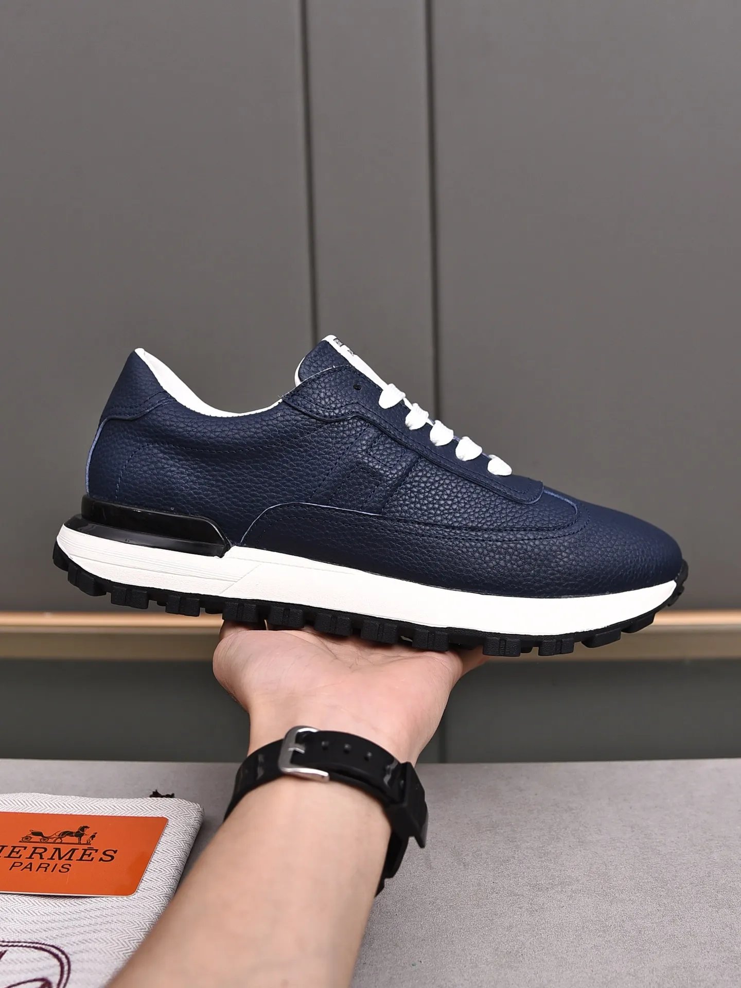 📛📛📛PPP420 (Hermes)🆕Men's color-blocked sneakers with textured calfskin details. Spliced ​​with original cowhide, this shoe draws inspiration from the equestrian world, integrating technical details and practical functions. Breathable sheep lining, original combination outsole, high-end quality, and every detail is perfectly combined! Size: 38-44 (45 can be customized)